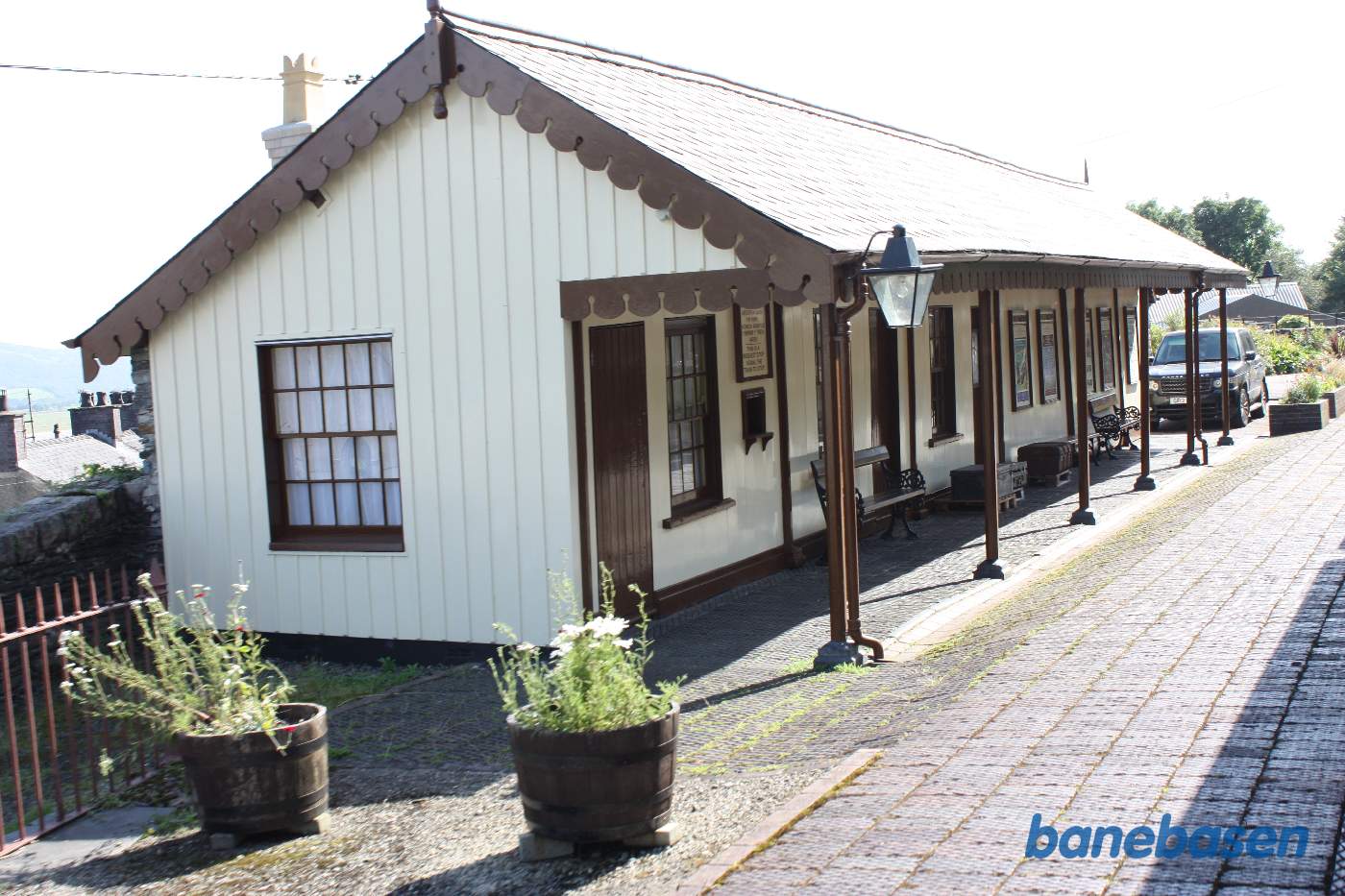 Stationsbygningen set fra den ene side