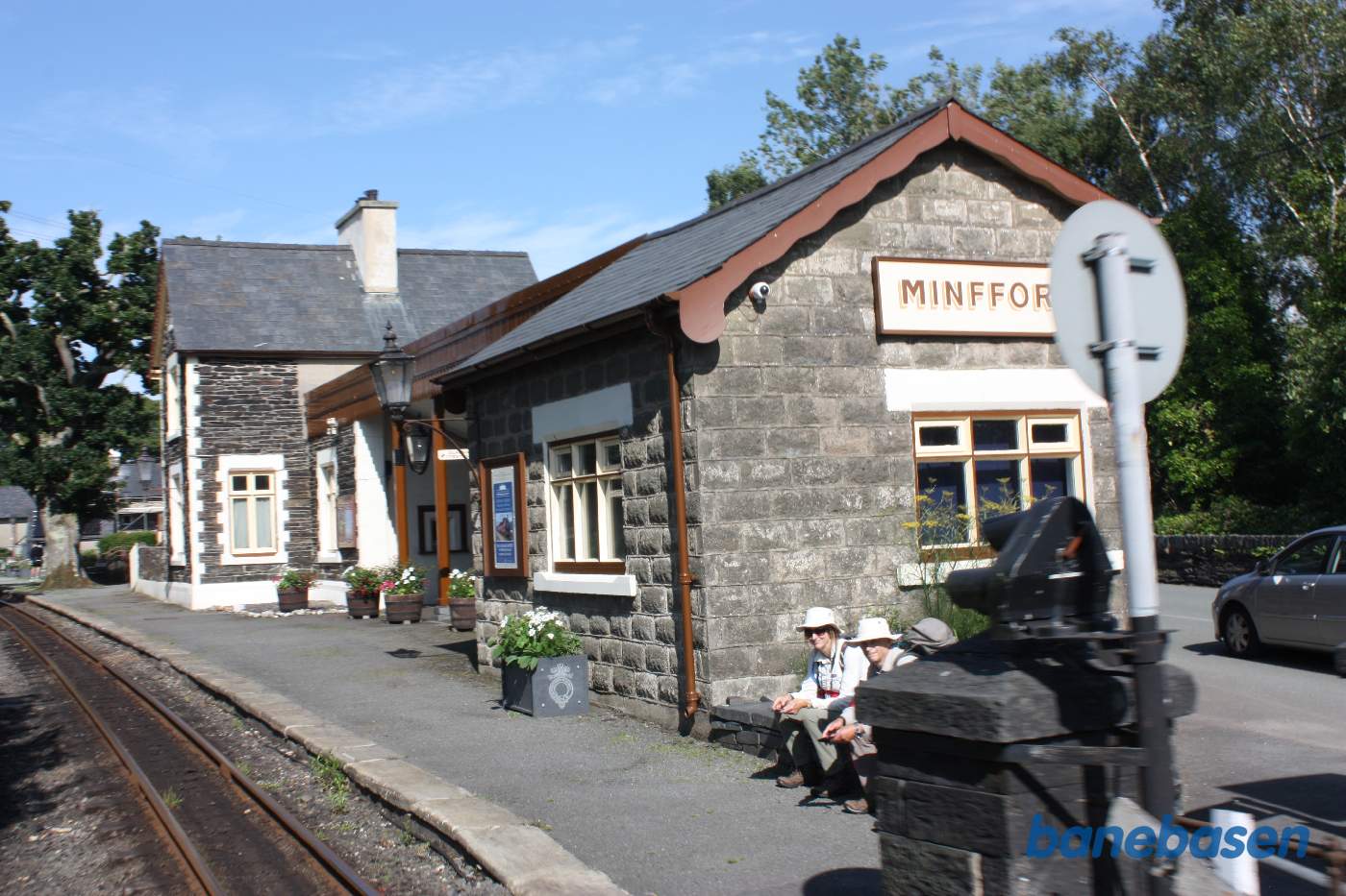 Stationsbygningen med stationens navn