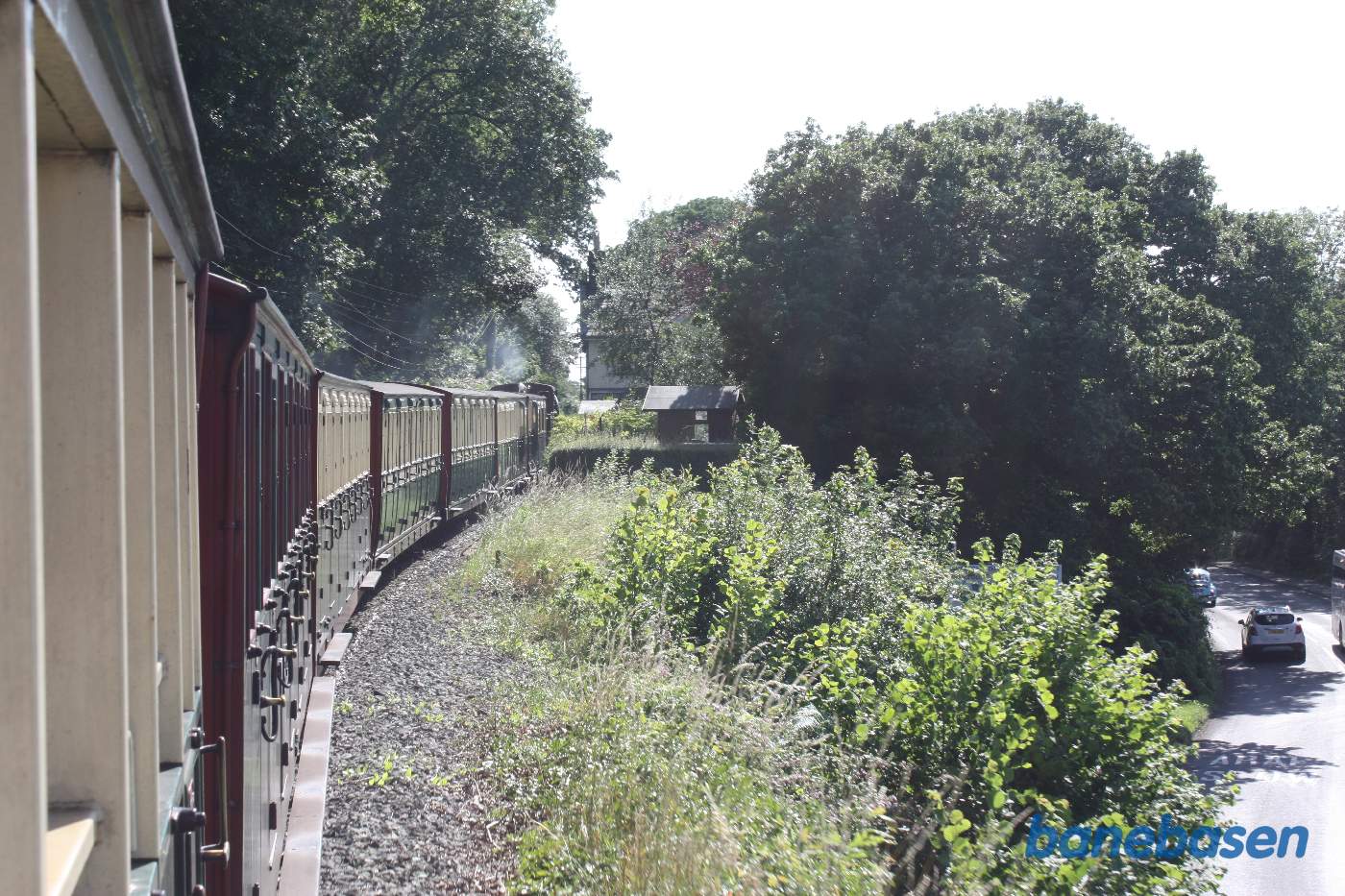 Banen løber langs vejen, set i retning mod Boston Lodge
