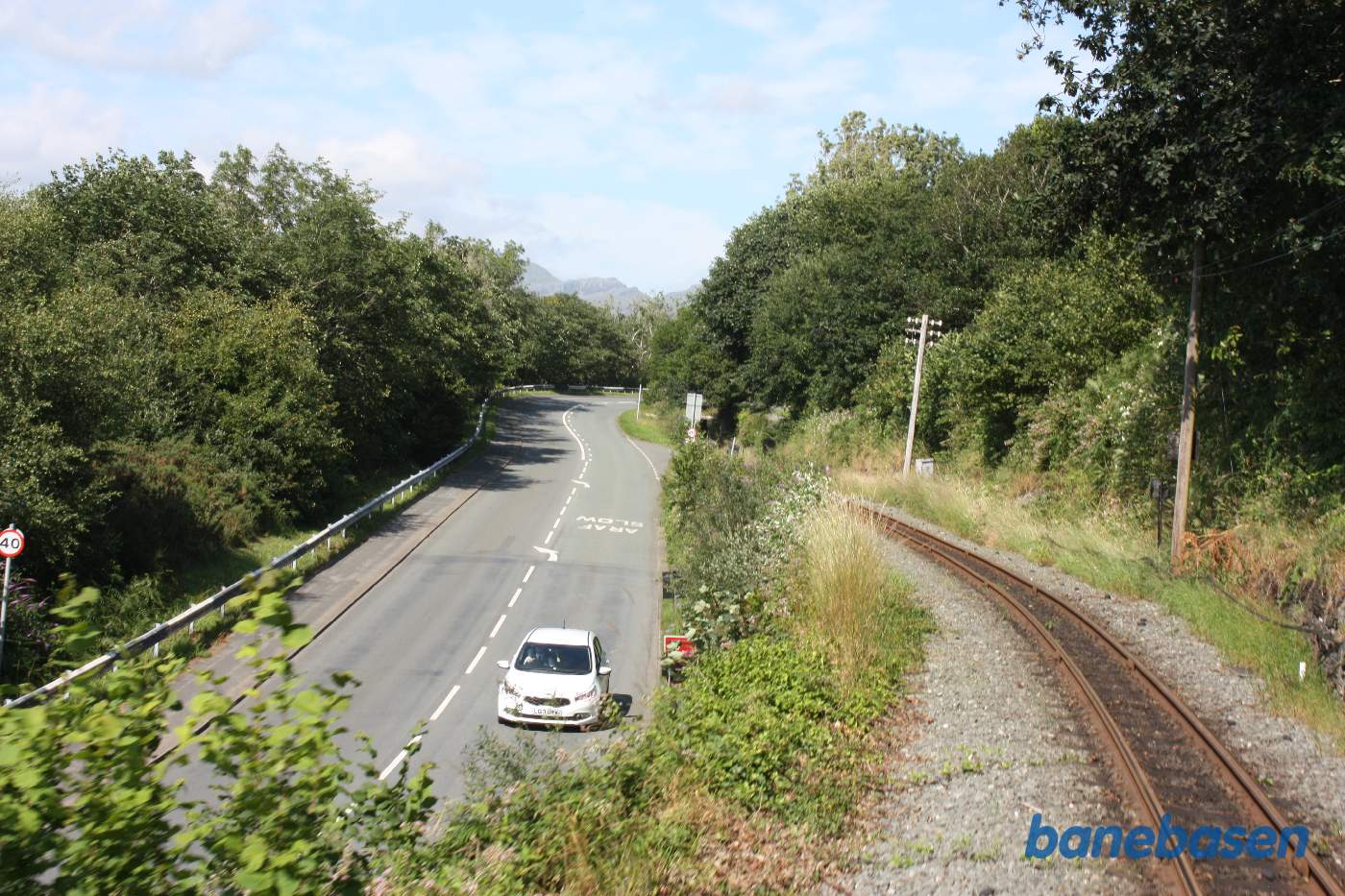 Banen løber langs vejen, set i retning mod Minffordd