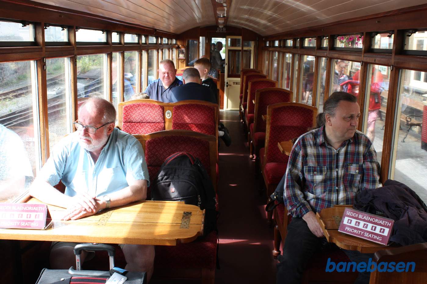 Foto af personvognen indefra med to turister