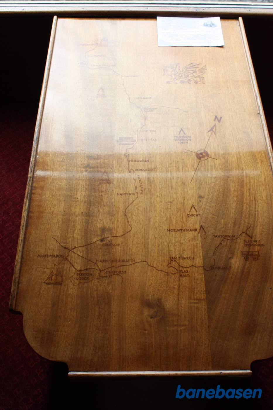 Det fine lakerede bord med indlagt træ