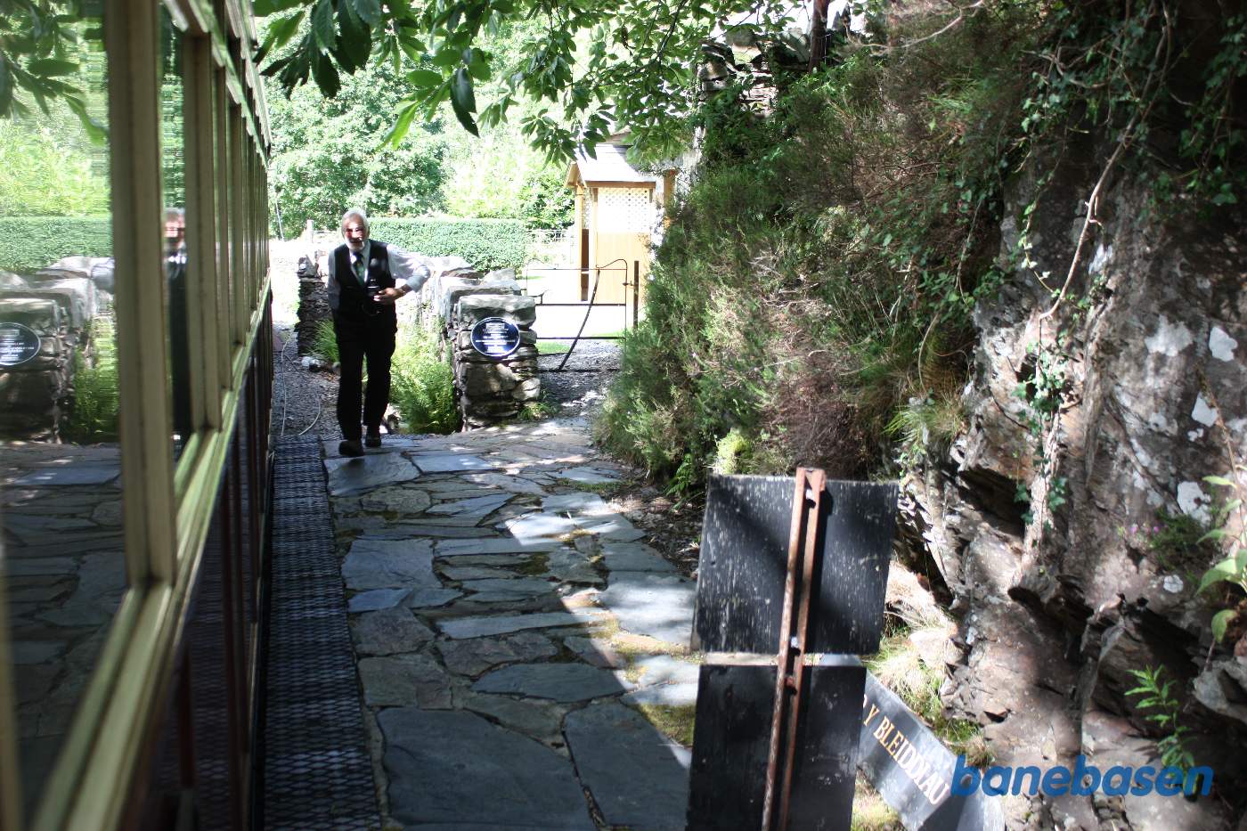 Toget holder på trinbrættet