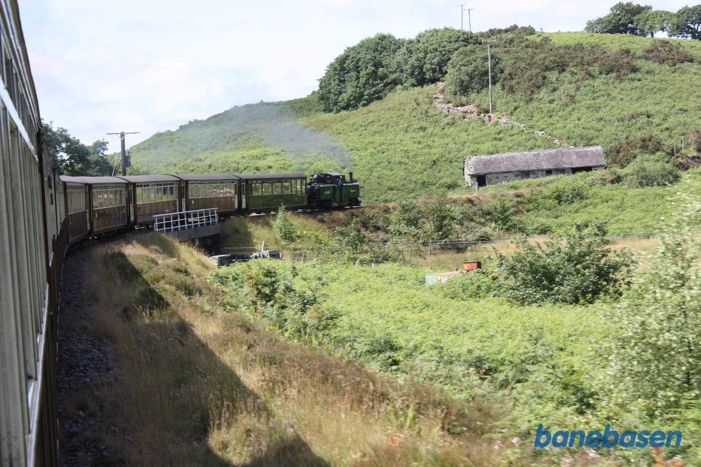 Toget kører over jernbanebroen