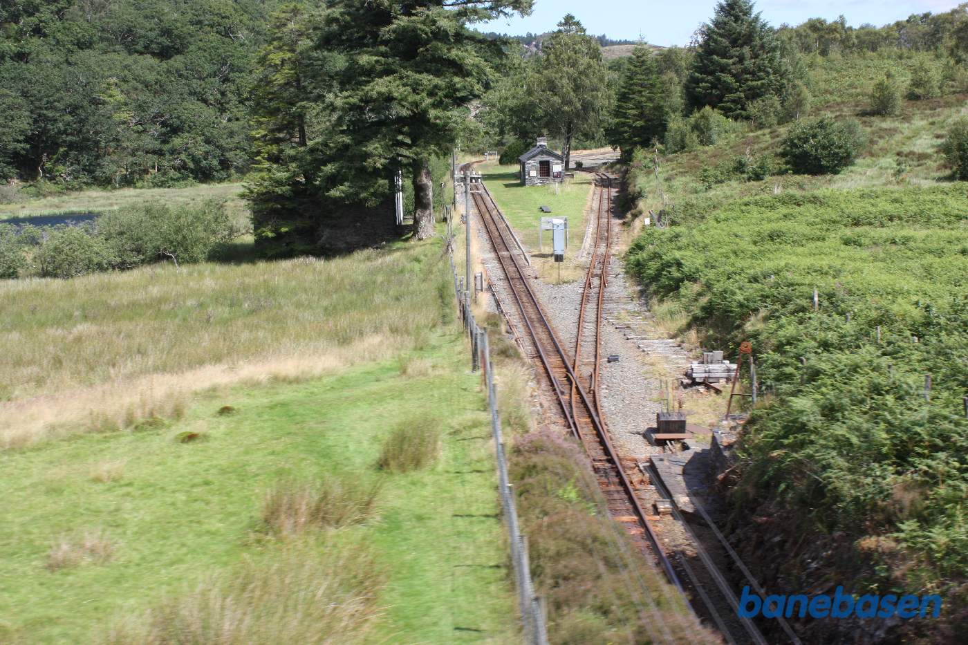 Et vue fra jernbanebroen ned over stationen