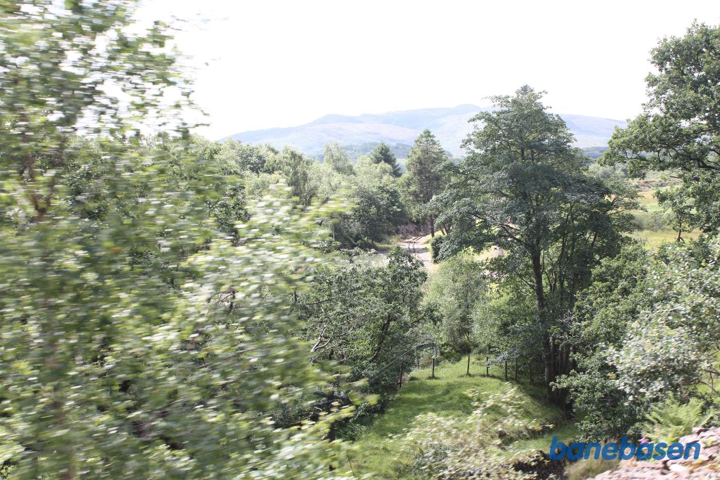 Fra toget kan man lige nå at se stationen