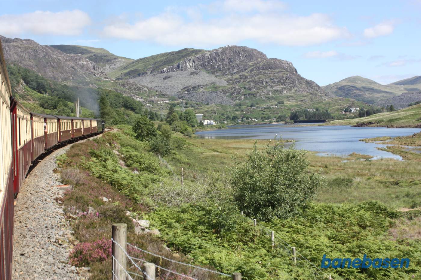 Strækningen mellem Dduallt og Tanygrisiau. Til højre ses Tanygrisiau Reservoir