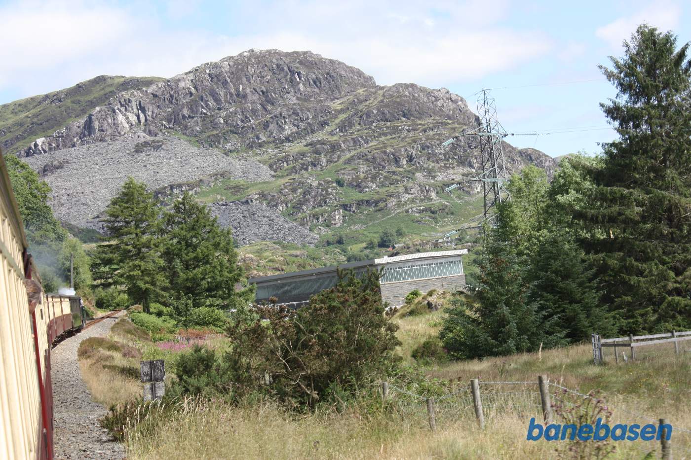 Strækningen mellem Dduallt og Tanygrisiau. Til højre ses Ffestiniog power stationen ved Tanygrisiau Reservoir