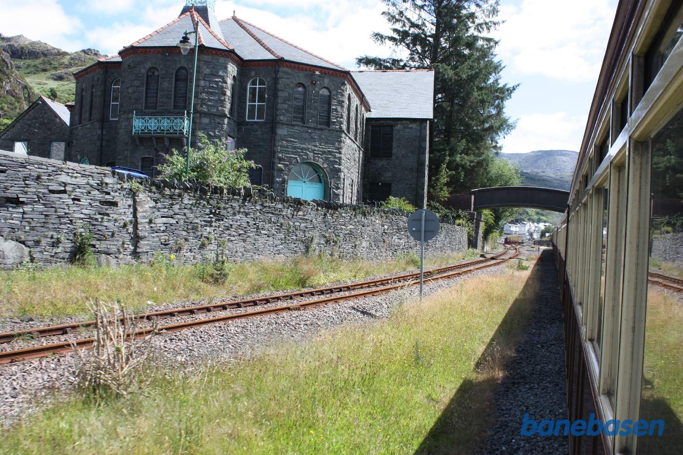 Indkørslen til stationen