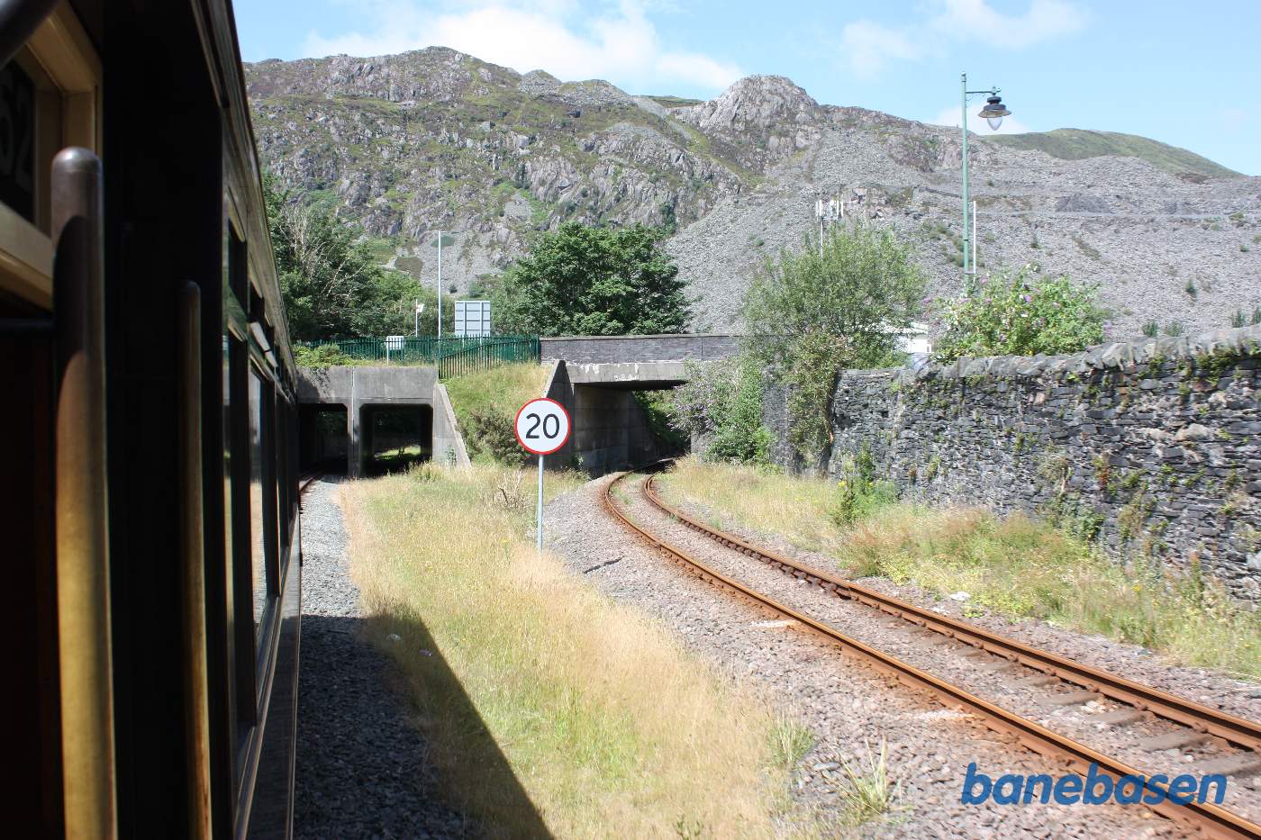 Udkørslen fra Blaenau Ffestiniog. Smalsporet til venstre og normalsporet til højre