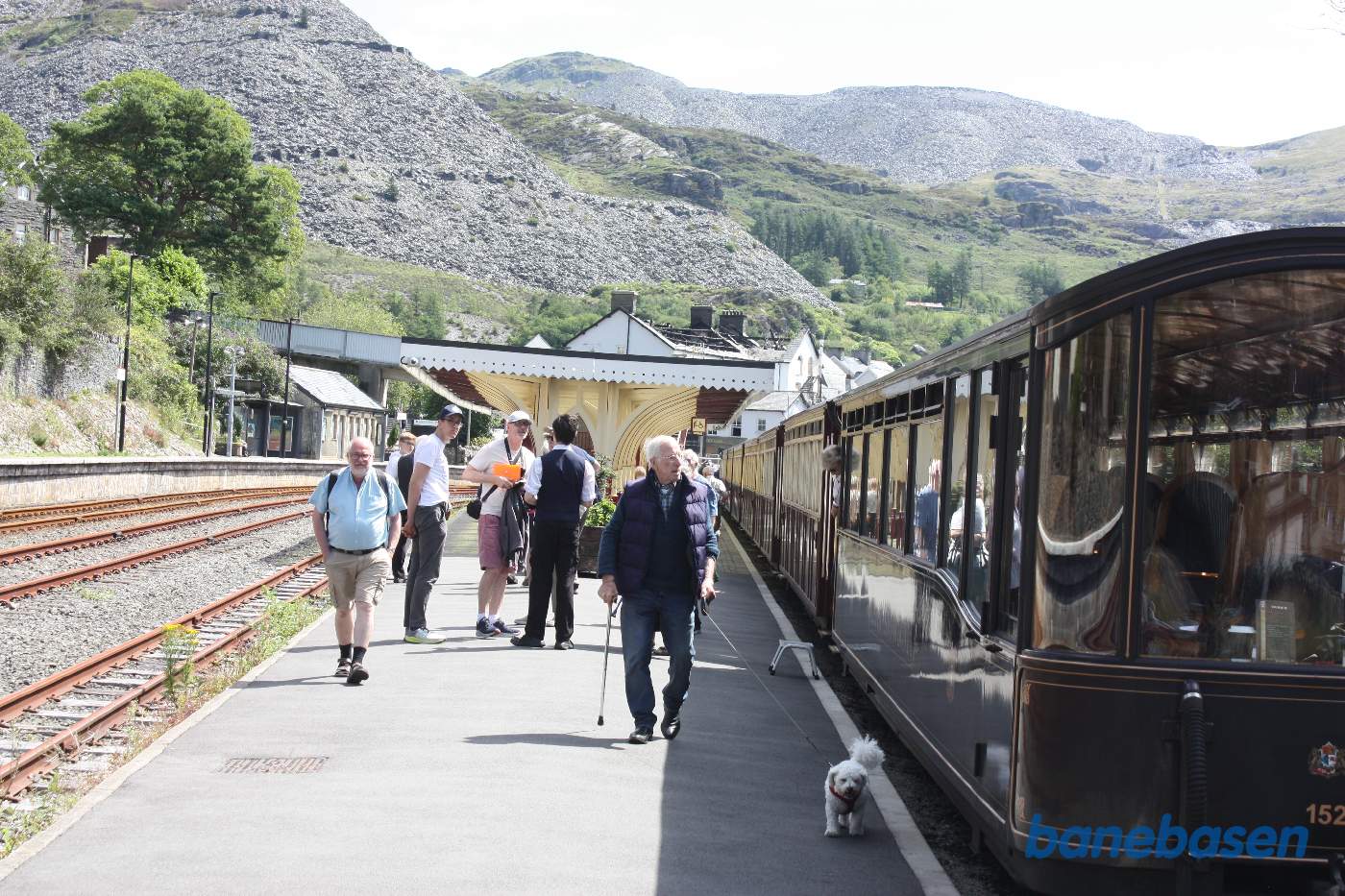 Toget ankommet, de rejsende stiger ud
