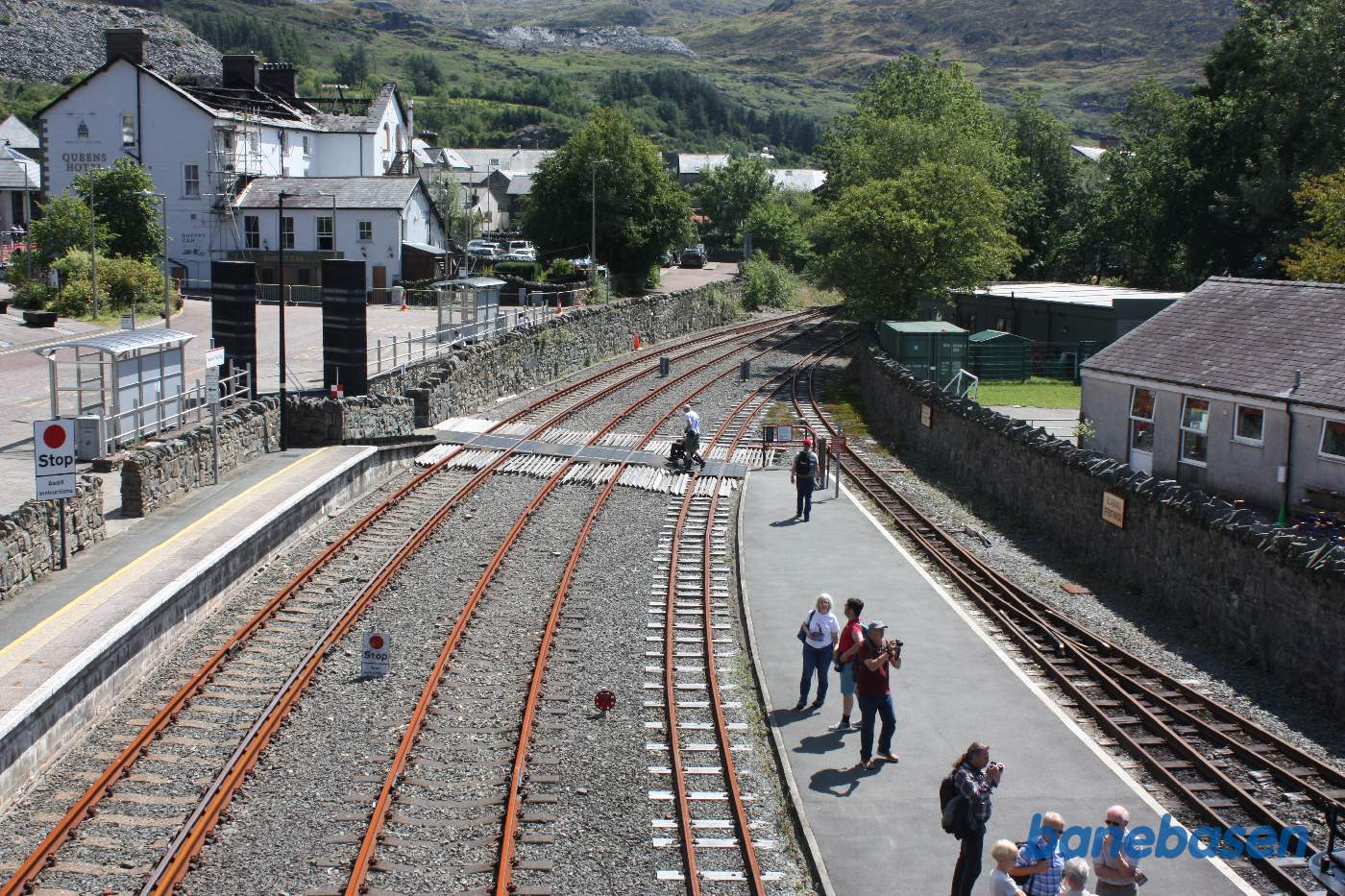 Et vue ud over stationsområdet, set fra gangbroen. Banen ender ude bag træerne