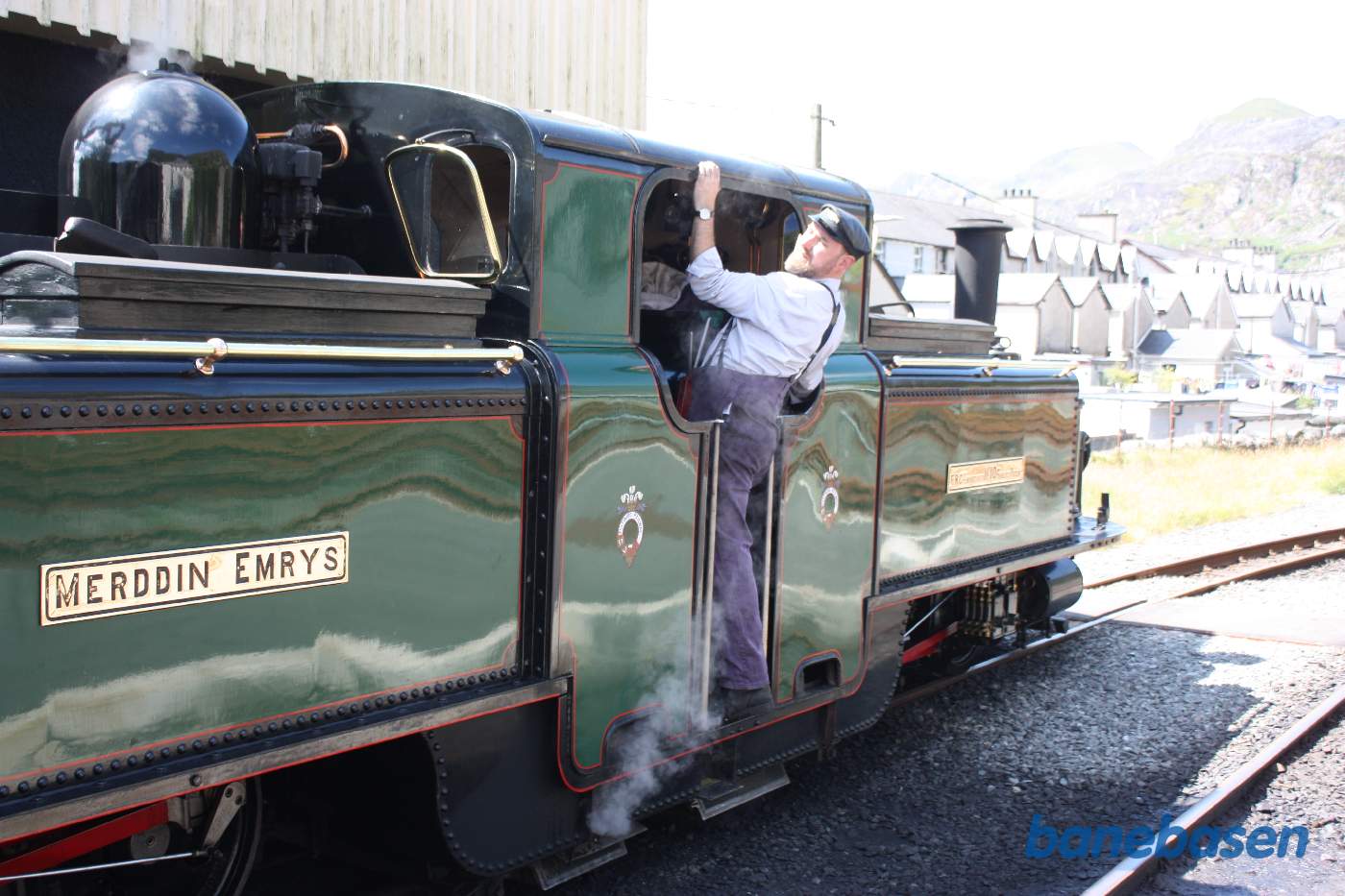 Det grønne double fairlie locomotive standser ud for vandkranen