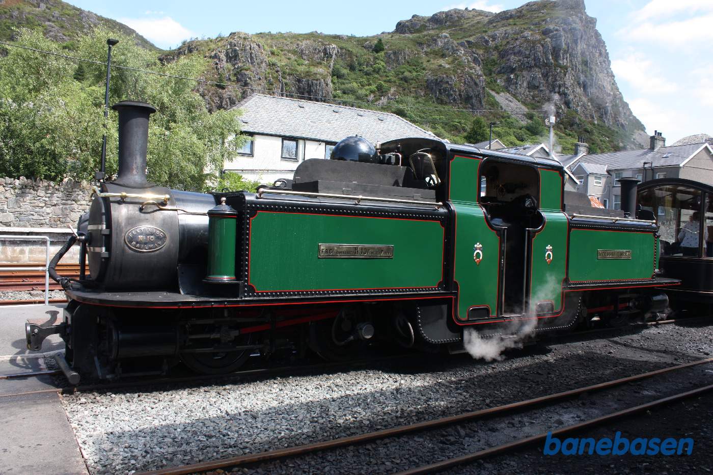 Det grønne double fairlie locomotive rangerer til vognene