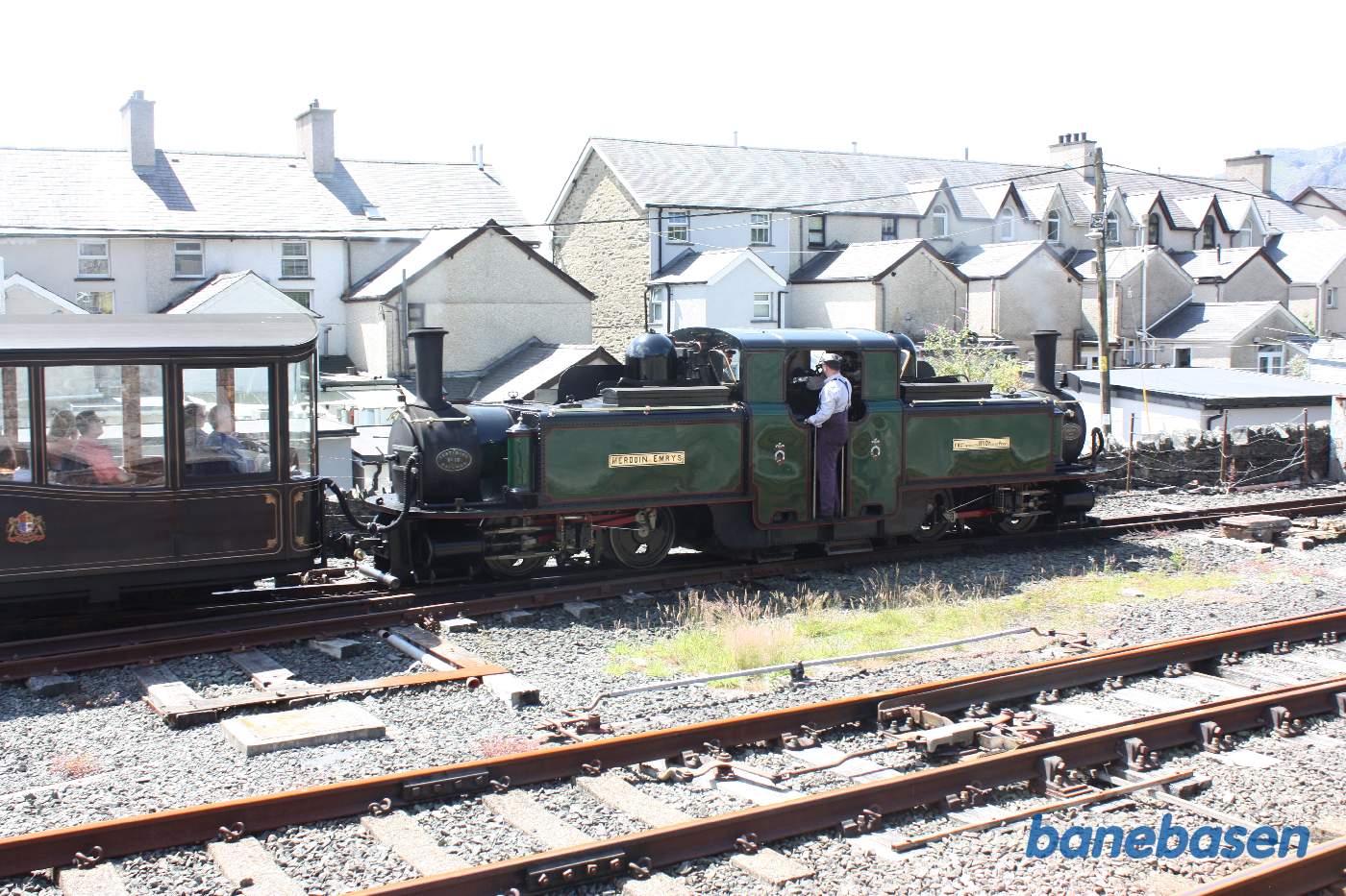 Persontog til Porthmadog på vej ud af stationen