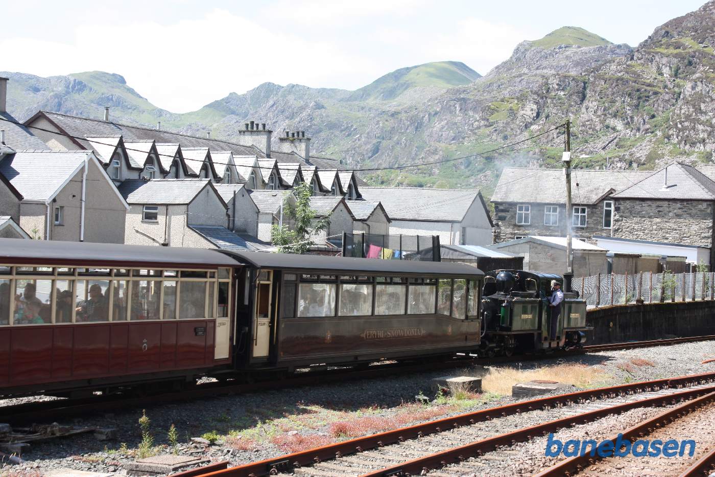 Persontog til Porthmadog på vej ud af stationen