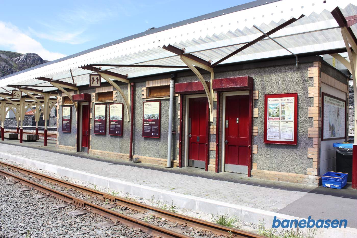 Perronen for smalsporsbanen. Stationsbygning og toiletter