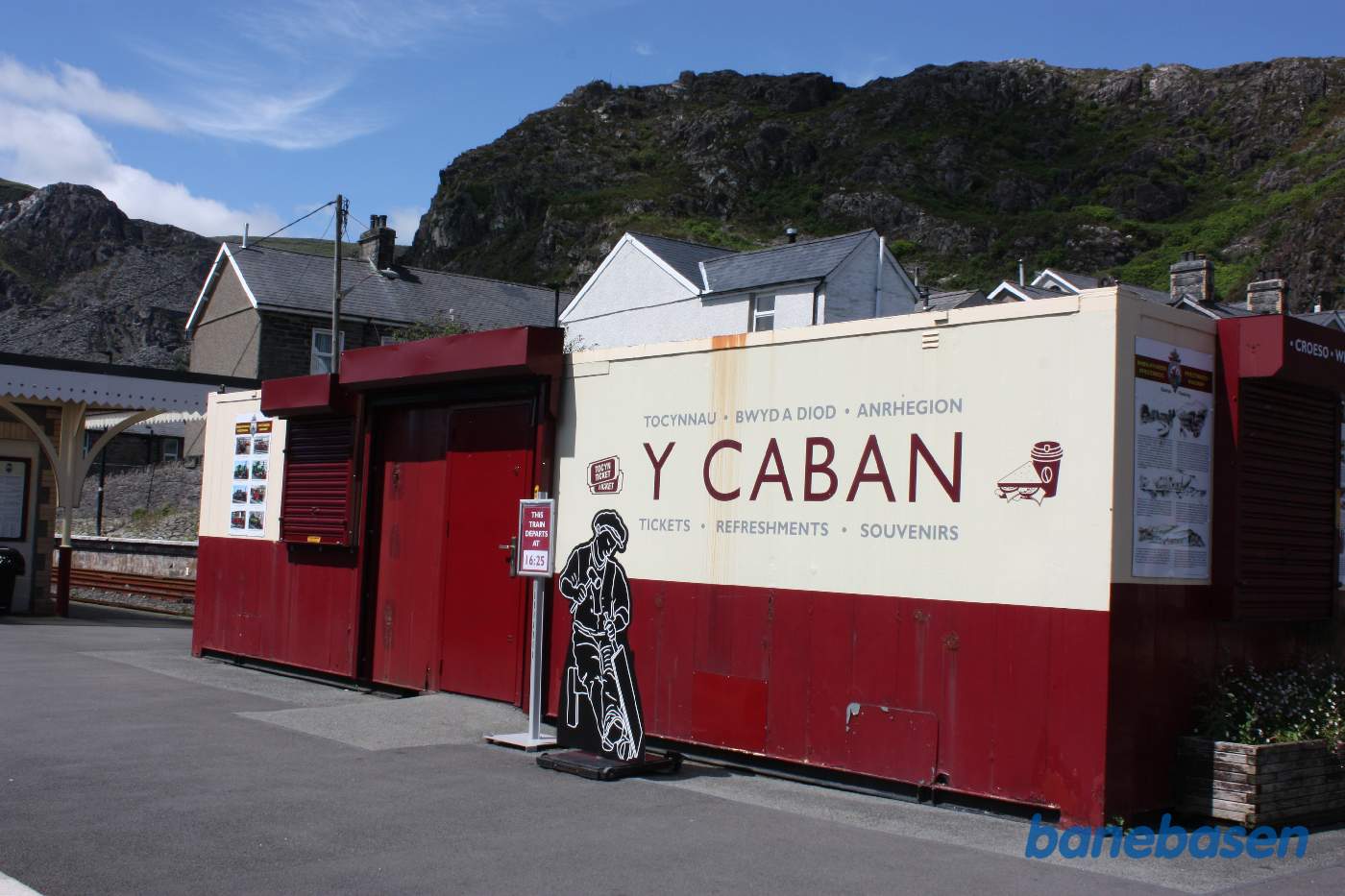 Perronen for smalsporsbanen. Kiosk med salg af souvenirers, kun åben når der er tog på stationen