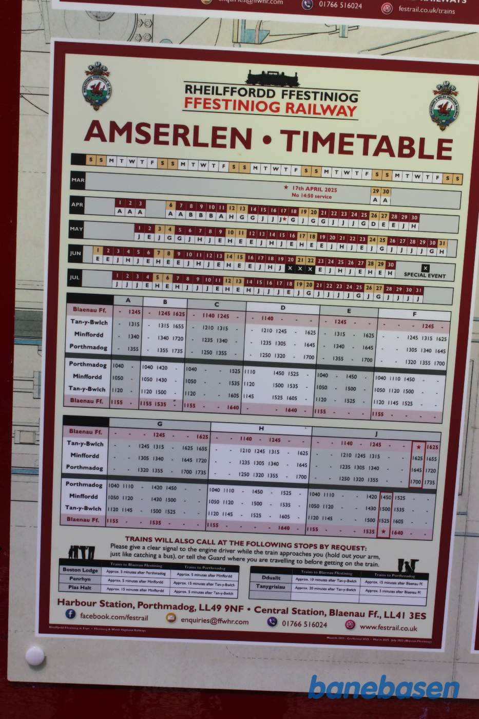 Perronen for smalsporsbanen. Køreplan