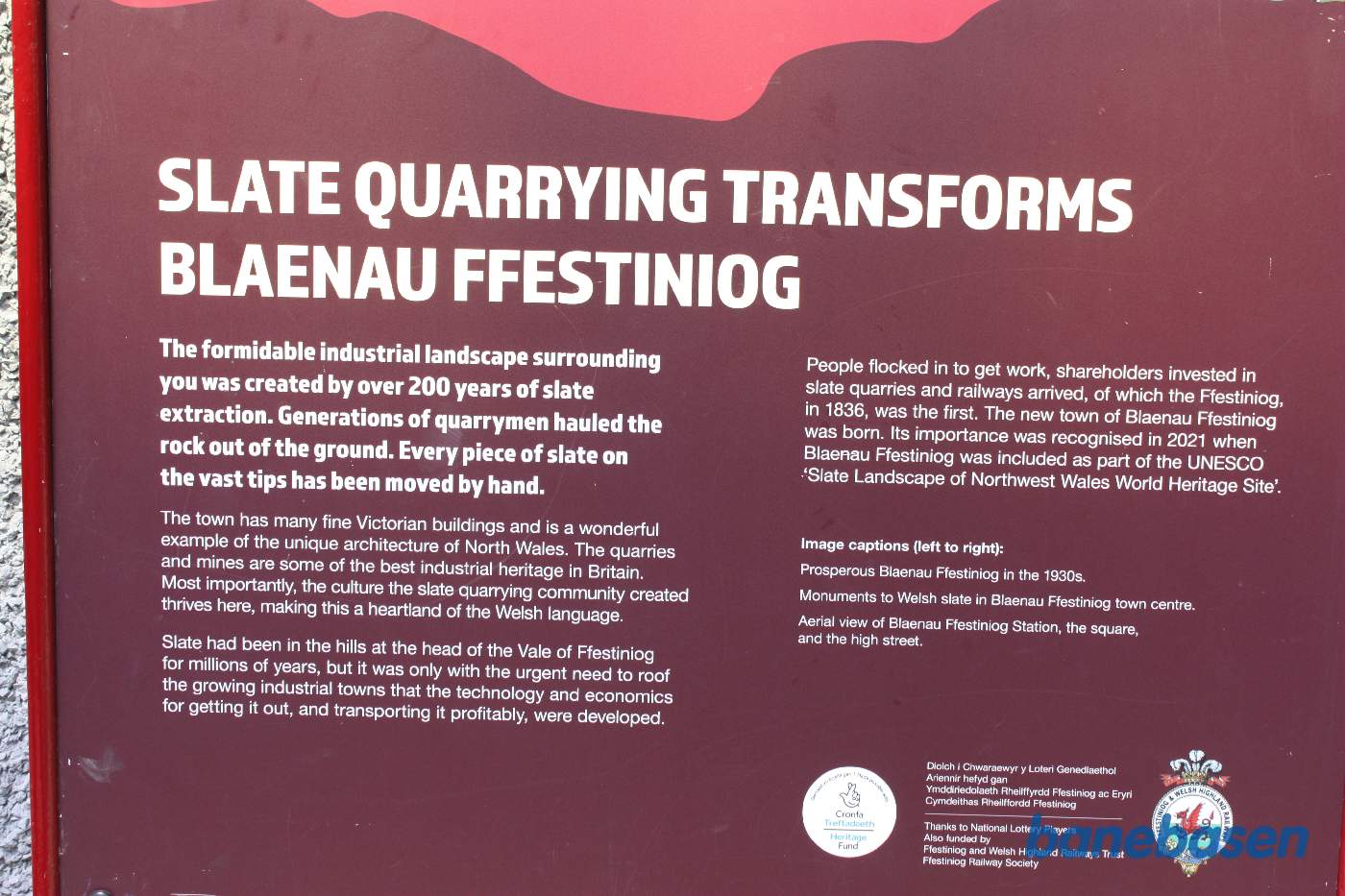 Perronen for smalsporsbanen. Opslag der fortæller om banen