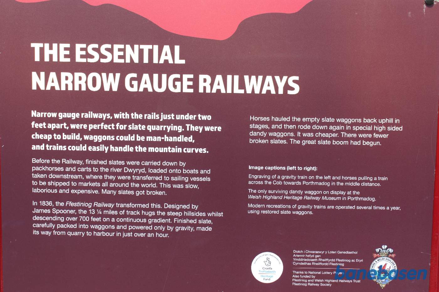 Perronen for smalsporsbanen. Opslag der fortæller om banen