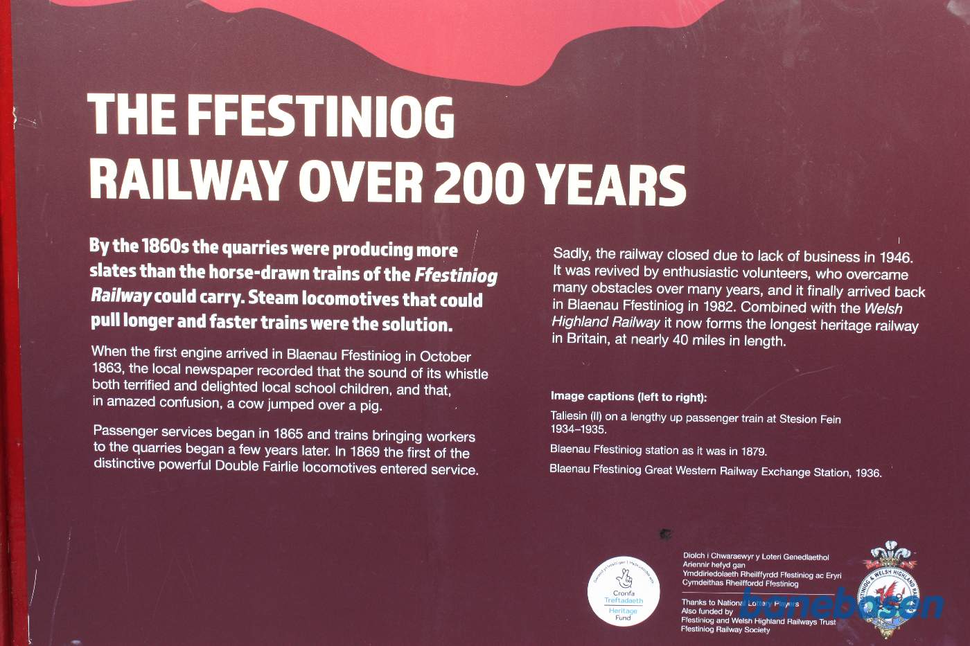 Perronen for smalsporsbanen. Opslag der fortæller om banen