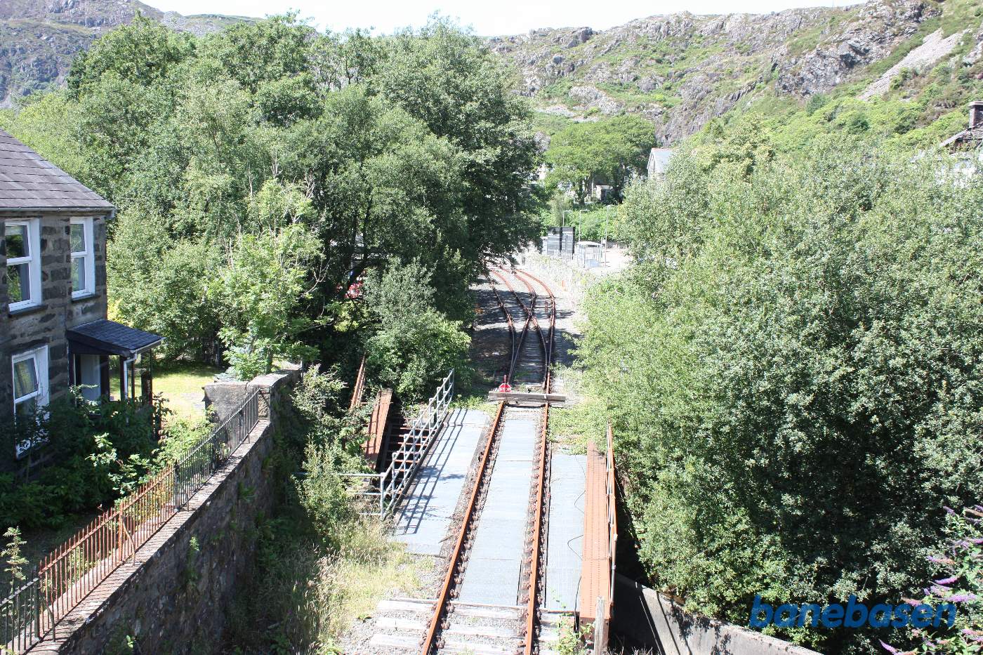Banens endepunkt, set fra vejbroen, broen over åen i forgrunden