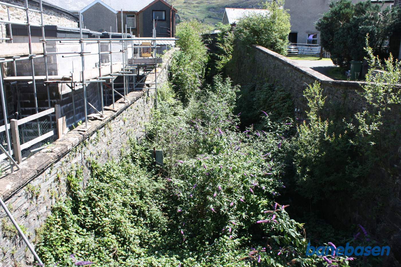 Den nedlagte strækning taget fra vejbroen mod den næste vejbro