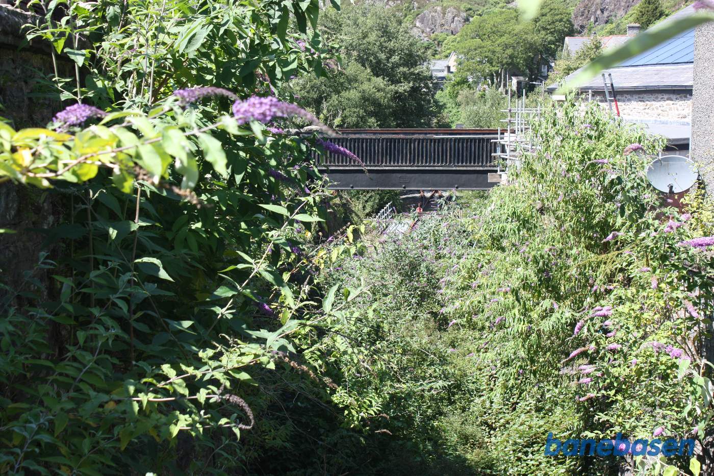 Den nedlagte strækning taget fra den næste vejbro mod den første vejbro