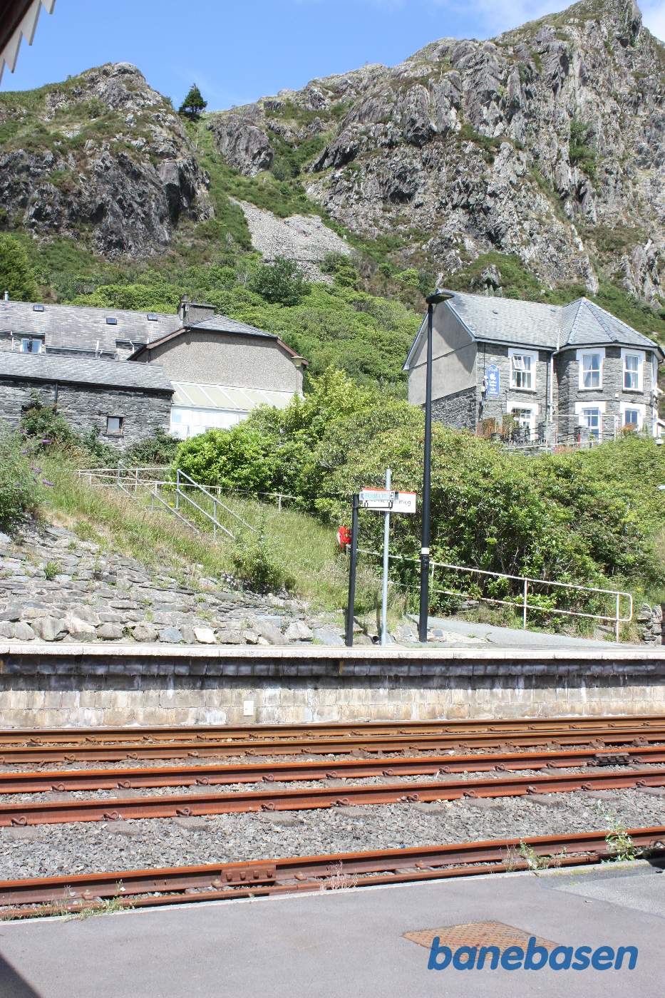 Byen ligger lige bag stationen op mod klipperne