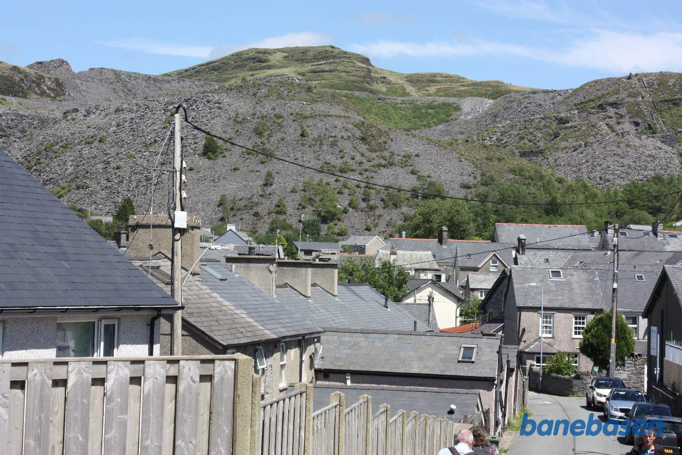 Billede fra vejbroen over den nedlagte jernbane. Resterne fra skifferbrydningen ses tydeligt oppe på bjerget