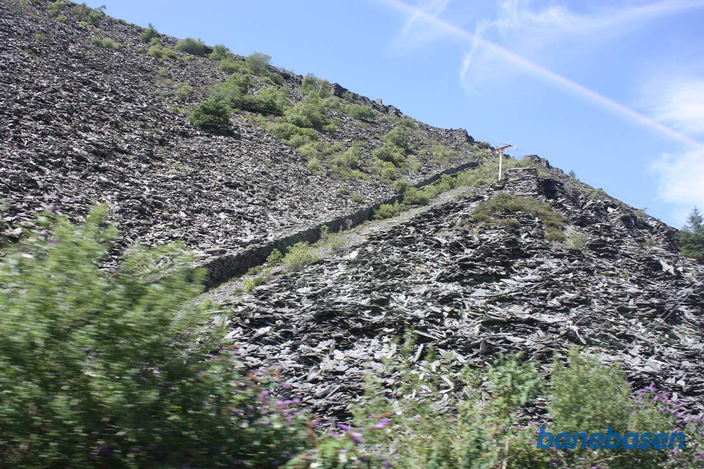 Rester fra minedriften, set fra toget til Llandudno