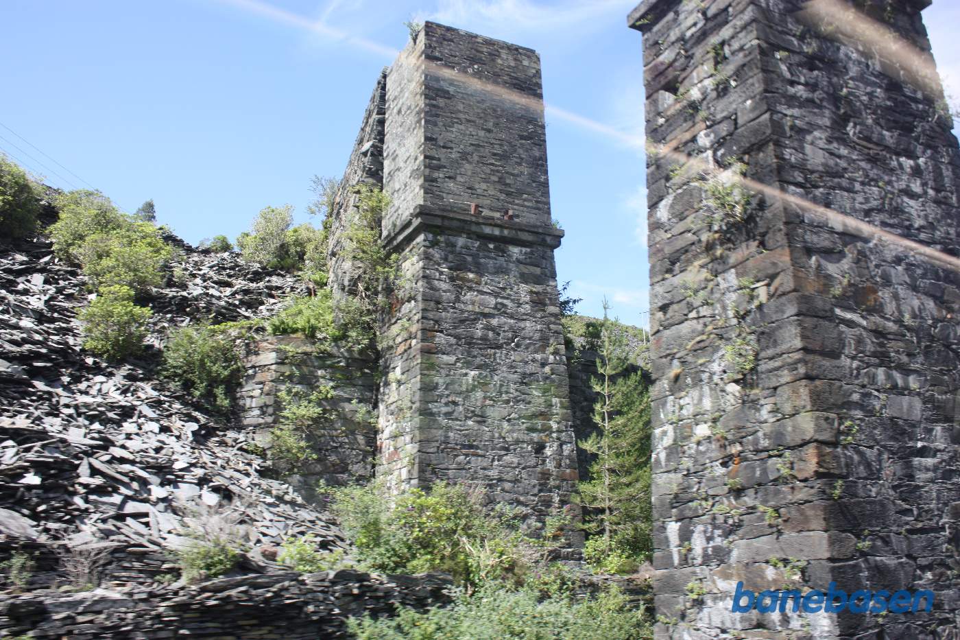 Rester fra minedriften, set fra toget til Llandudno