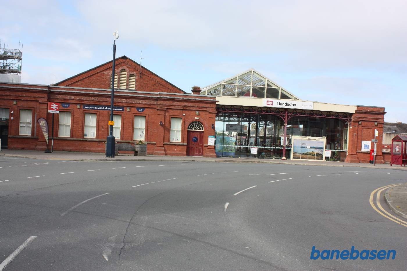 Hovedindgangen til stationen