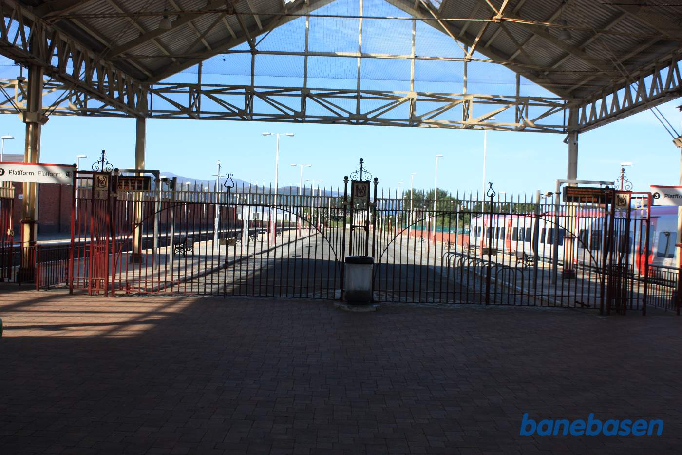 Den brede midterperronen, set fra forhallen