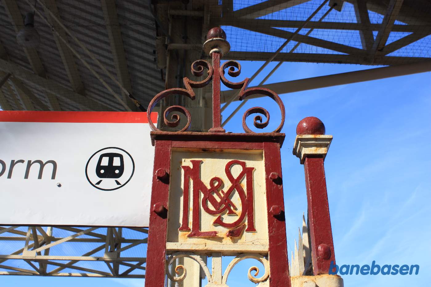 Fint monogram med LMS fra banens anlæg