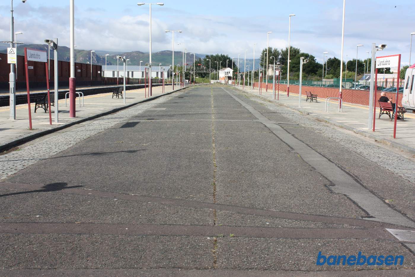 Den brede midterperronen, set fra forhallen