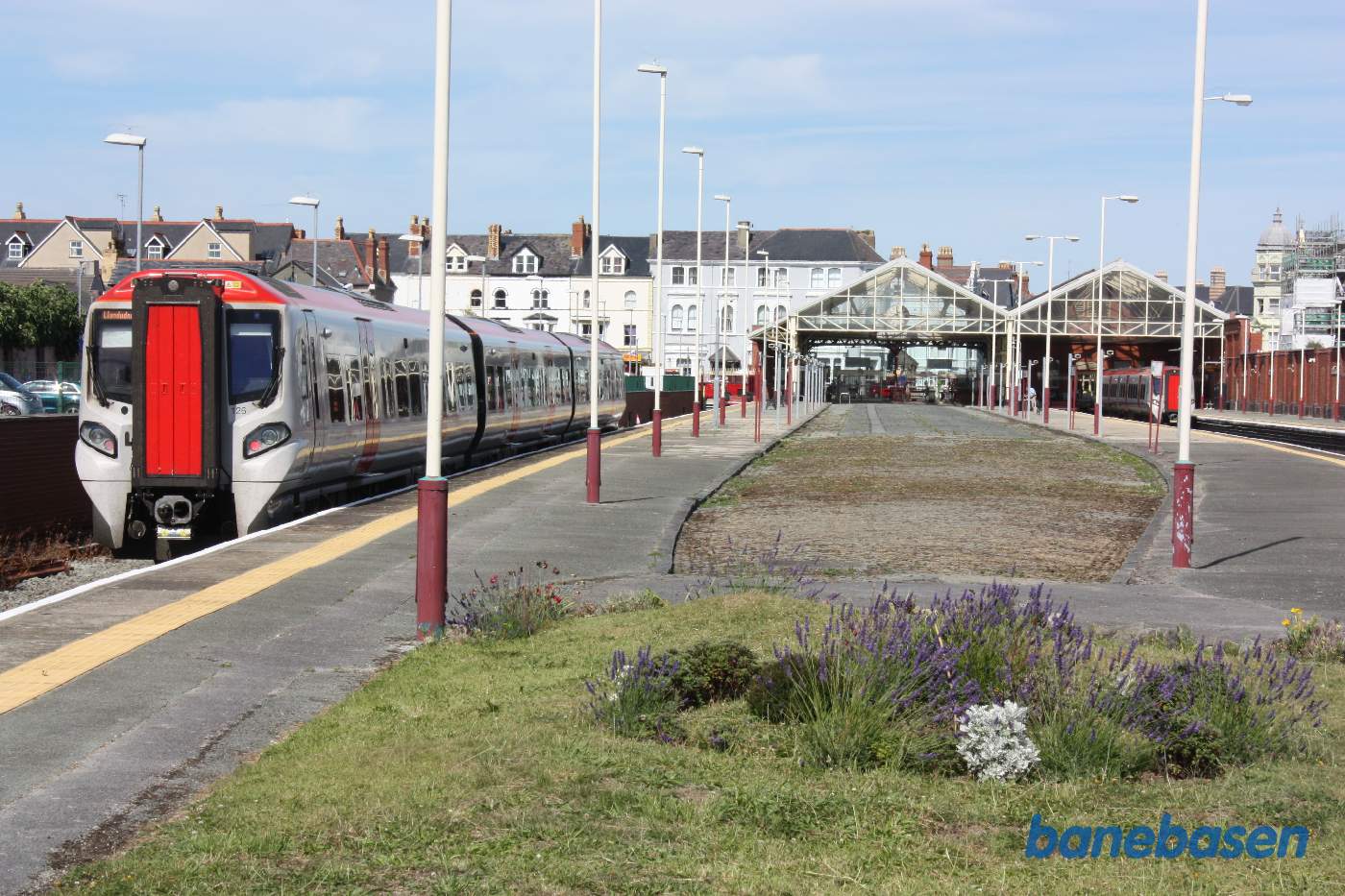 Den brede midterperronen, set ind mod forhallen