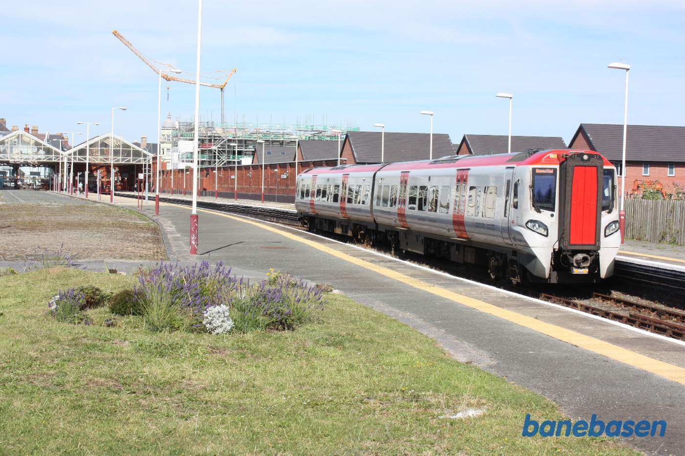 Persontog på vej ud af stationen