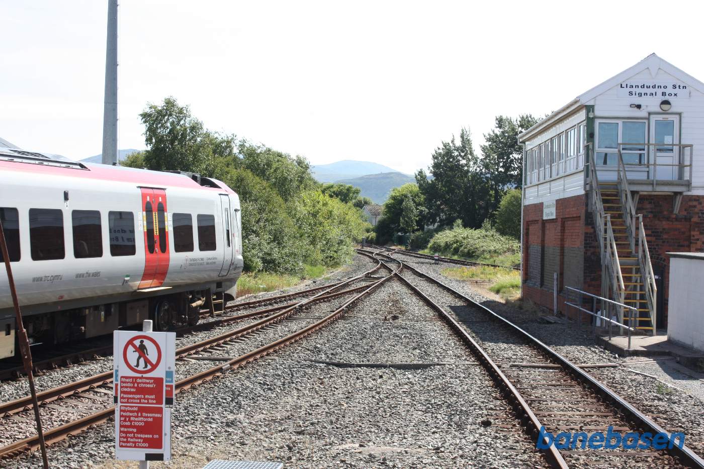 Persontog på vej ud af stationen