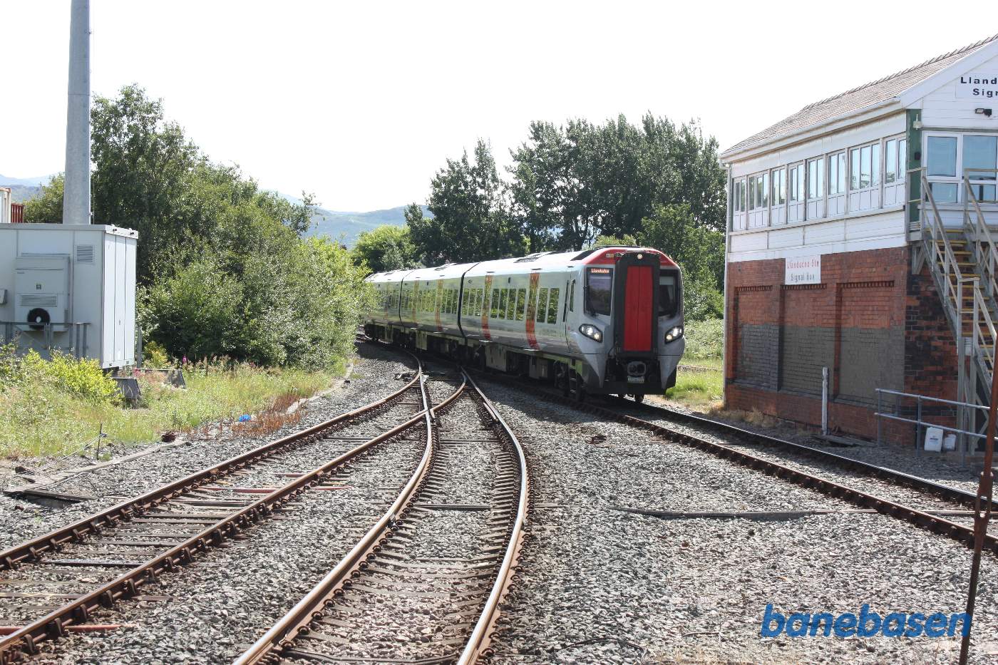 Persontog på vej ind på stationen