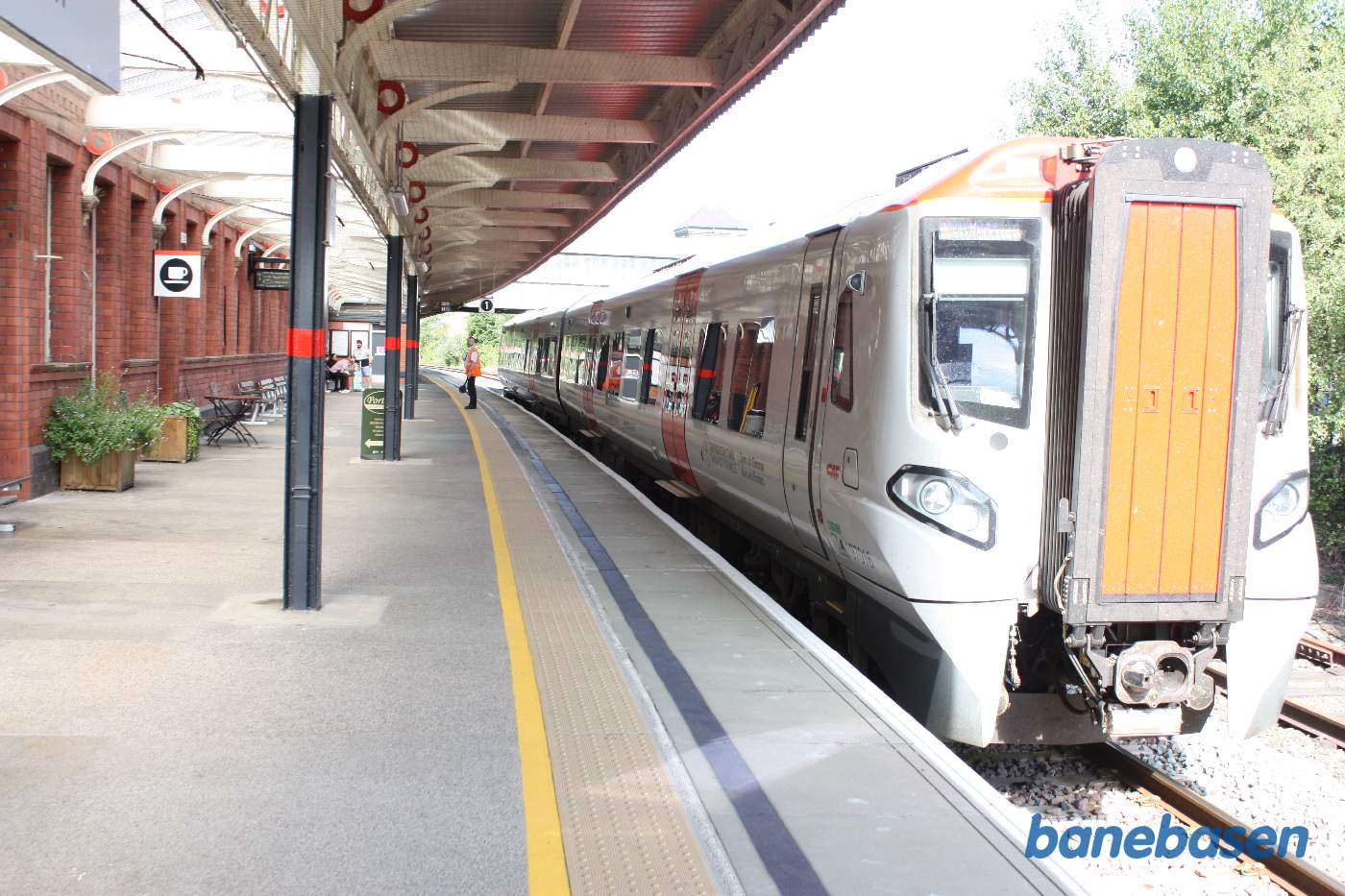 Persontog ved perron