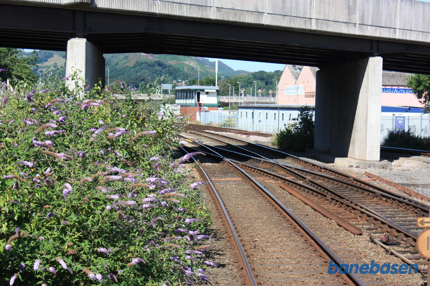 Under vejbroen ses signalhuset