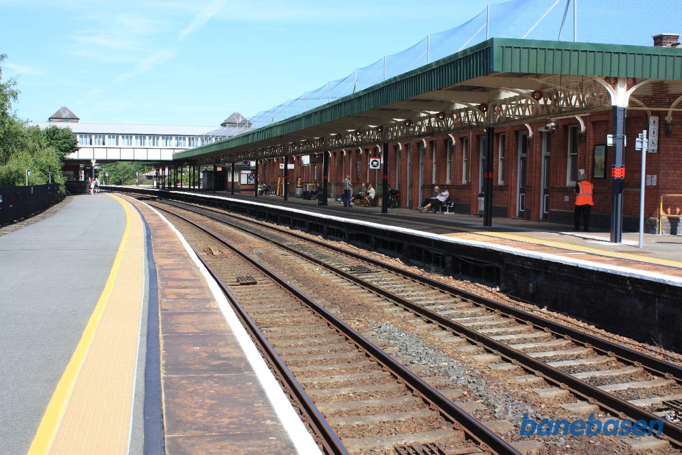 Stationsbygningen set i retning mod vest og gangbroen