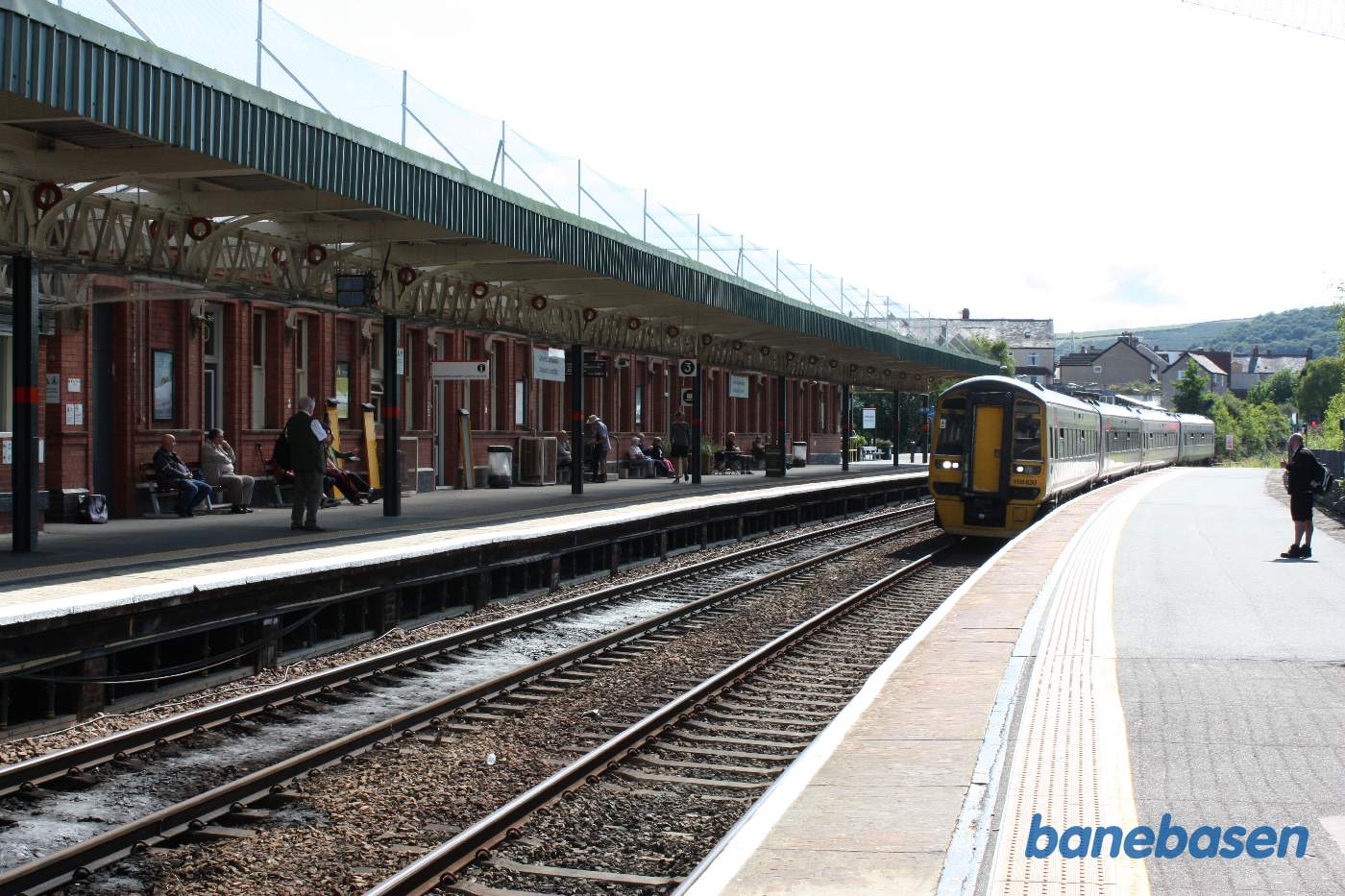 Stationsbygningen set i retning mod øst