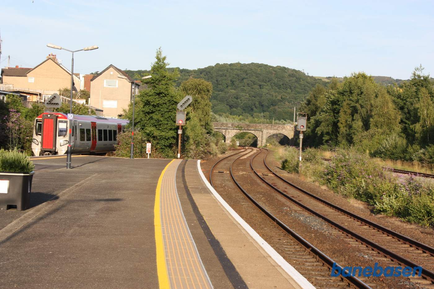 Persontog til Crewe på vej ud af stationen