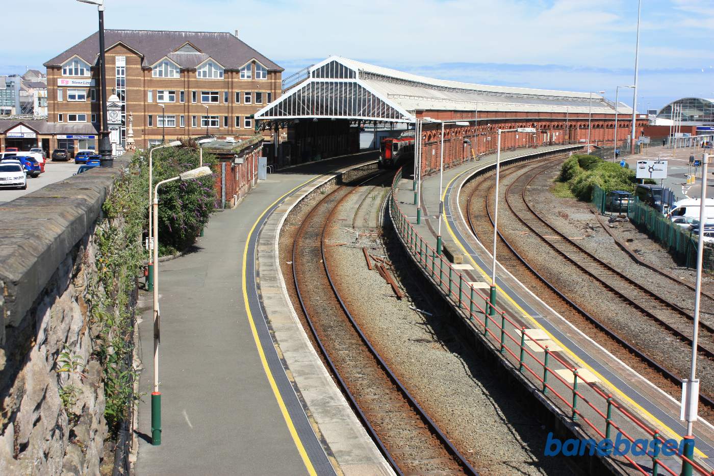 Den østlige del af stationen med det overdækkede perrontag