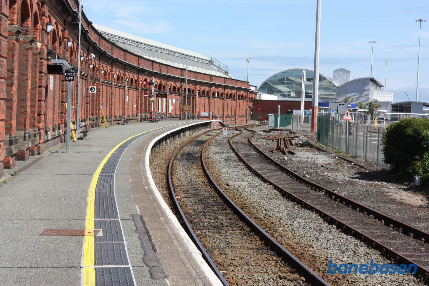 Perronsporet udenfor hallen
