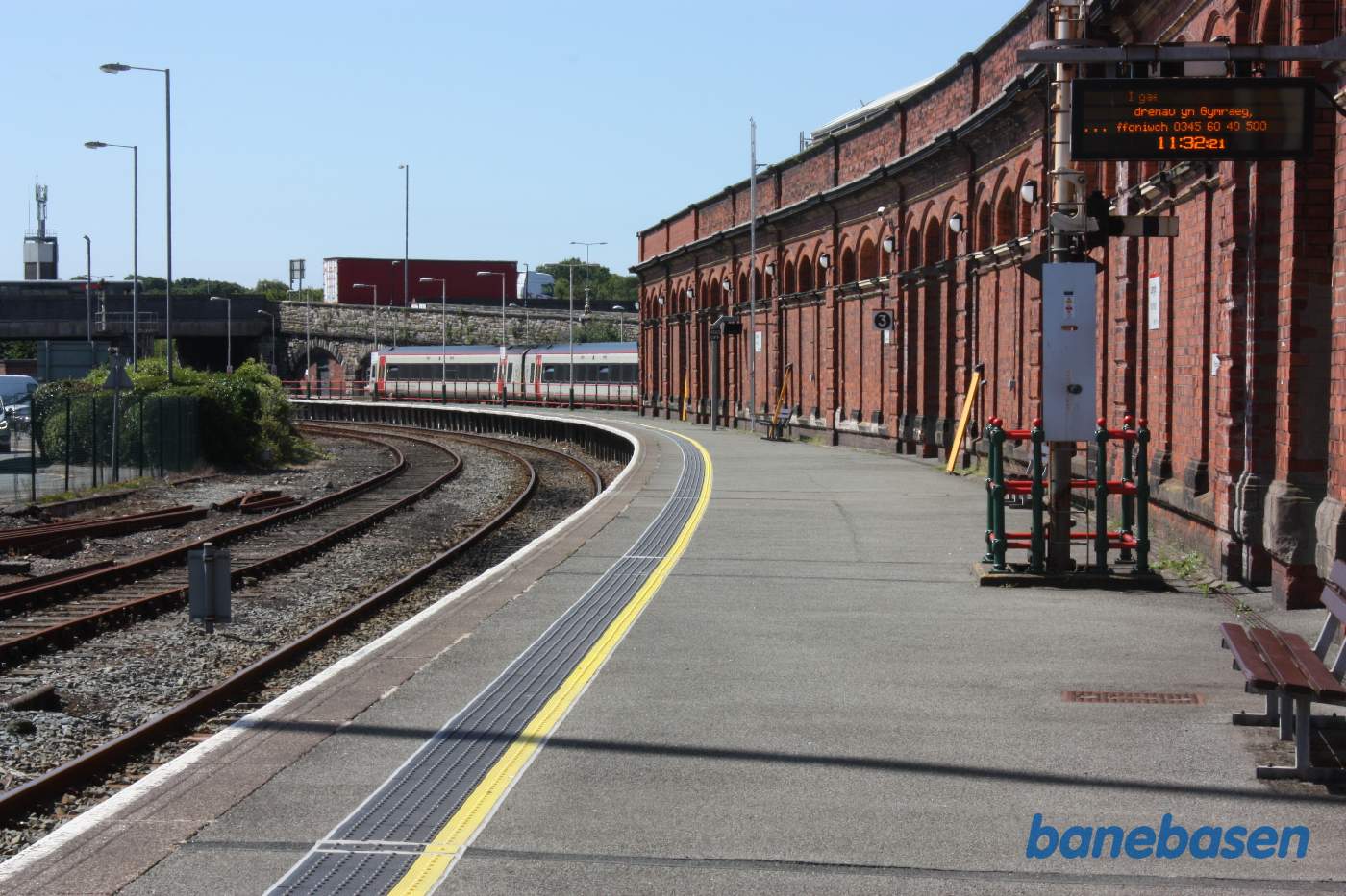 Perronsporet udenfor hallen