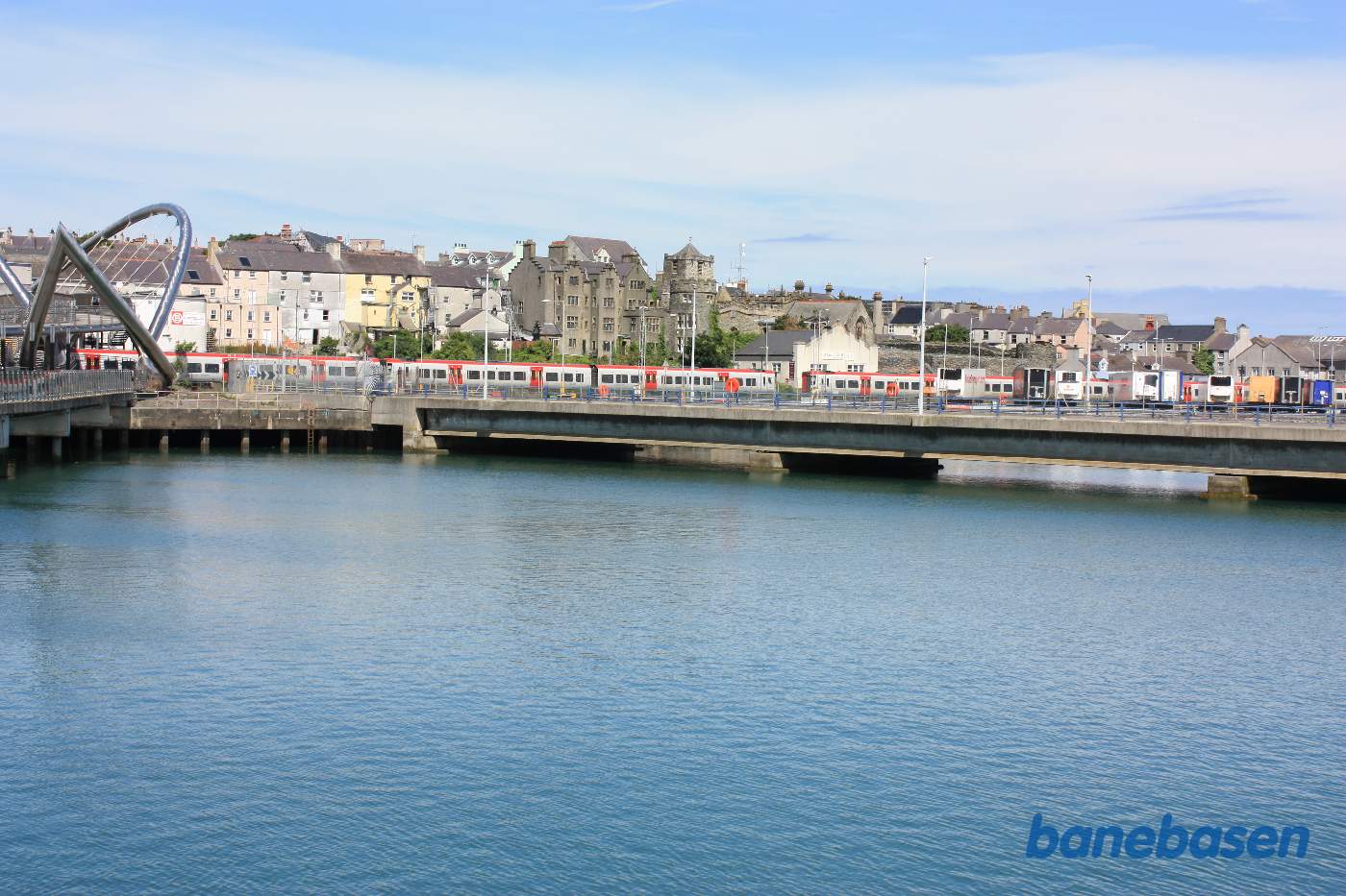 Persontogsmateriel opstillet på modsat side af havnebassinet